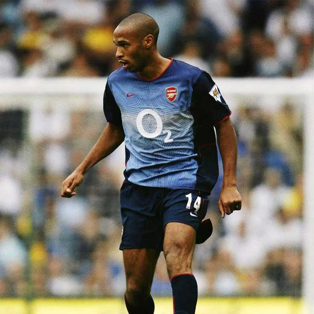 لباس کلاسیک آرسنال فصل 2002/2003 به همراه شورت ورزشی