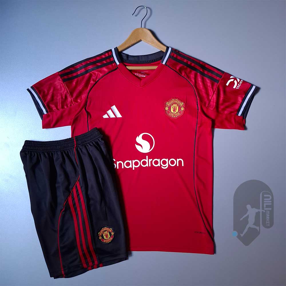 لباس اول منچستریونایتد ( ورژن هوادار -  فصل 2025/2026) به همراه شورت ورزشی