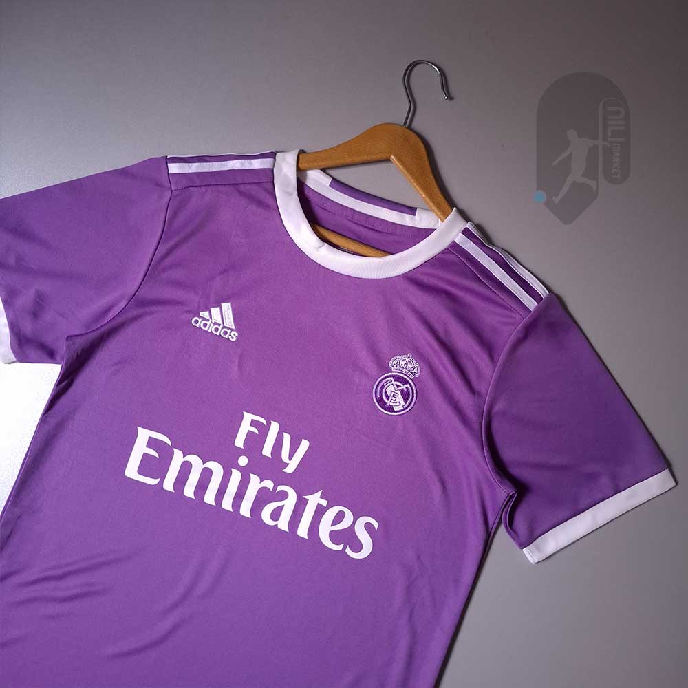 لباس دوم کلاسیک رئال مادرید (فصل 2016/17) به همراه شورت ورزشی