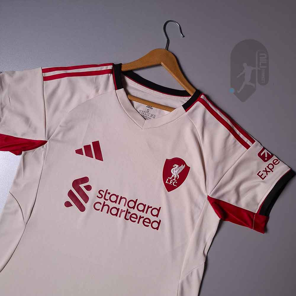 لباس دوم لیورپول ( ورژن پلیر -  فصل 2025/2026) به همراه شورت وزرشی