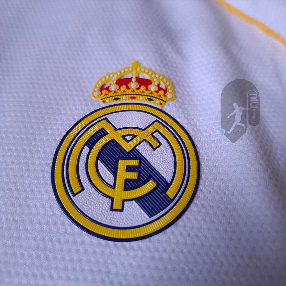 لباس اول رئال مادرید ( ورژن پلیر - فصل 2025/2026) به همراه شورت ورزشی