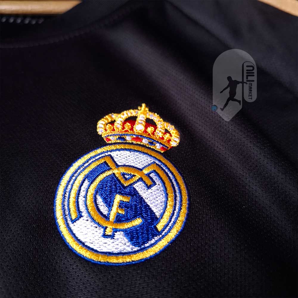 لباس دوم کلاسیک رئال مادرید فصل 2011/12 به همراه شورت ورزشی