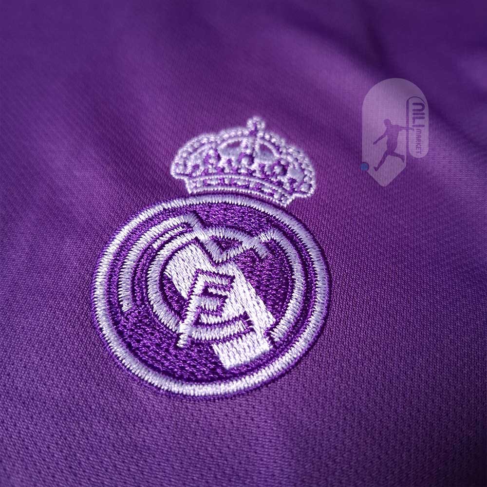 لباس دوم کلاسیک رئال مادرید (فصل 2016/17) به همراه شورت ورزشی