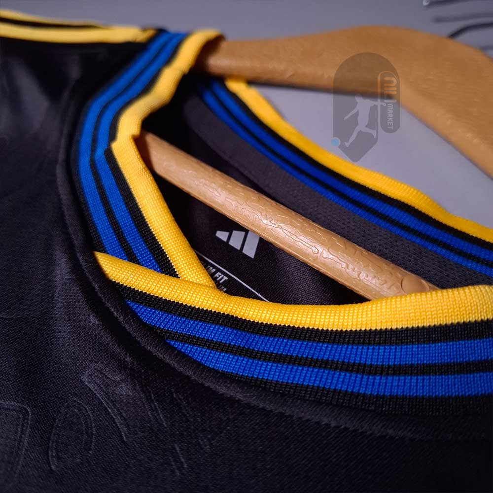 لباس سوم منچستریونایتد ( ورژن هوادار -  فصل 2025/2026) به همراه شورت ورزشی