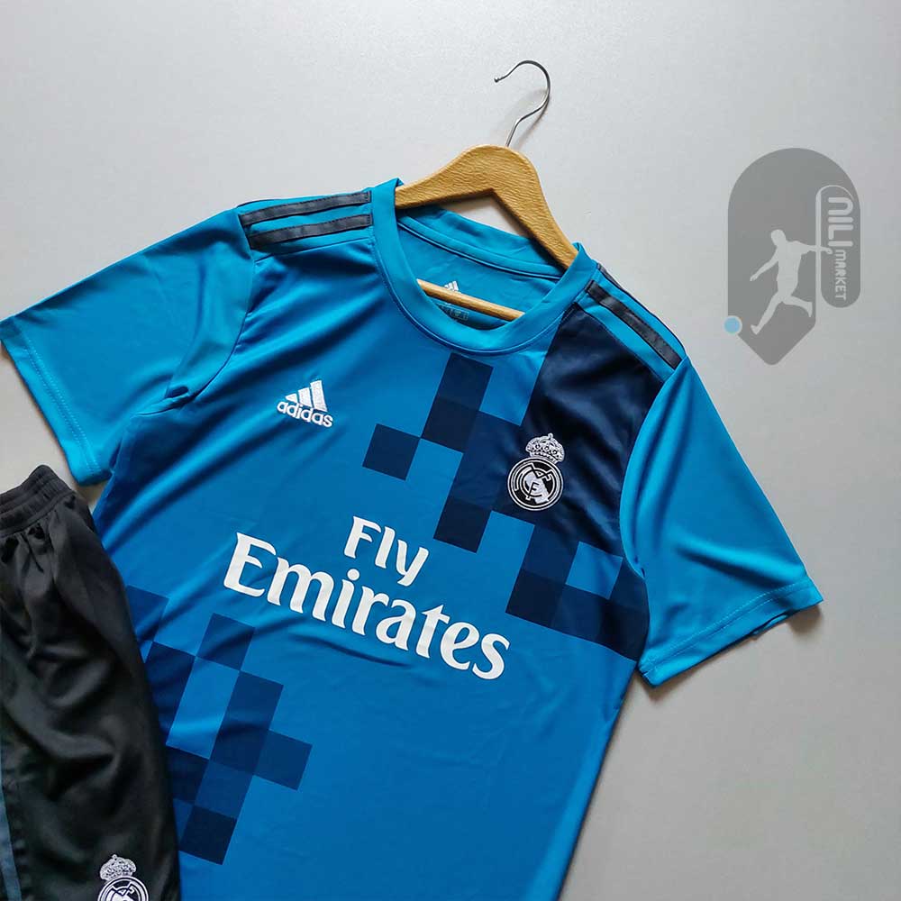 لباس دوم کلاسیک رئال مادرید فصل 2017/18 به همراه شورت ورزشی