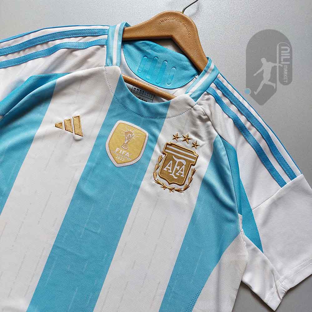 لباس اول آرژانتین (ورژن هوادار  -  سال 2024) به همراه شورت ورزشی