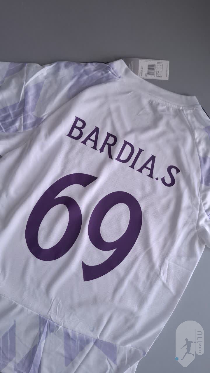 بردیا با شماره 69 رو کیت دوم منچستر