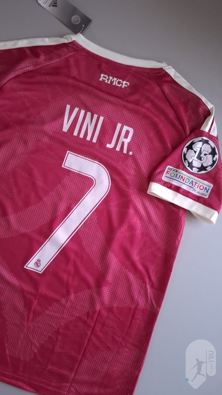 وینی جونیور با شماره 7 رو کیت رئال