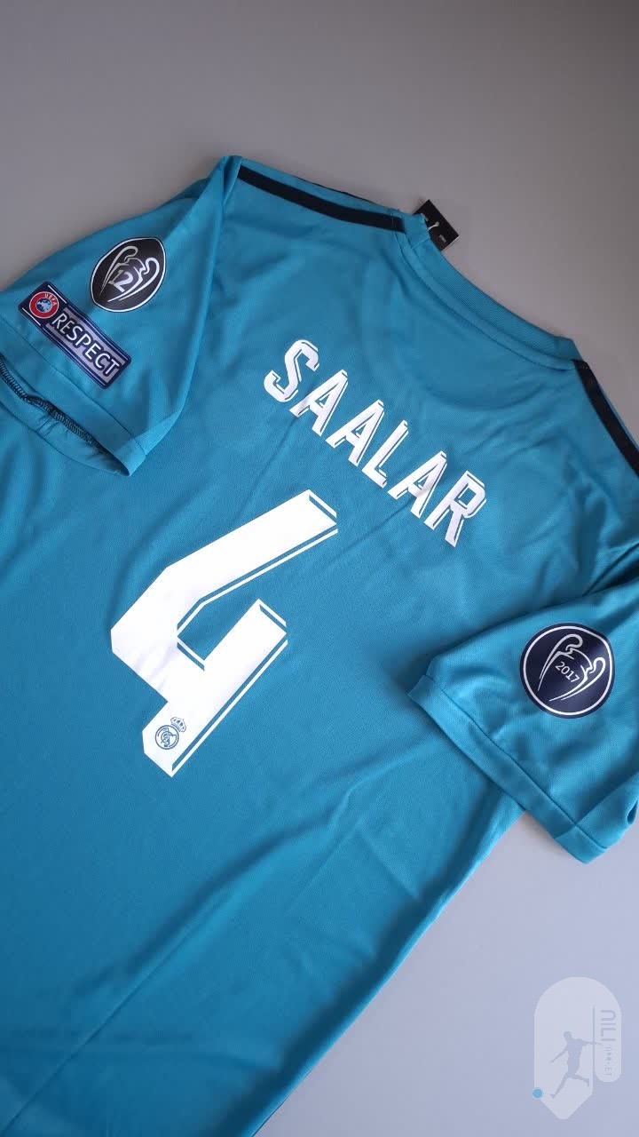 سالار با شماره 4 رو کیت کلاسیک رئال و تگ روی آستین