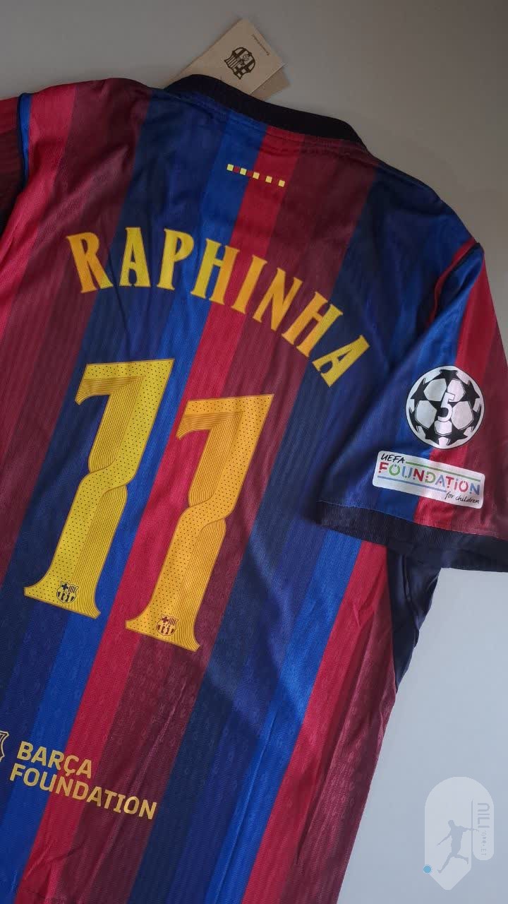 رافینیا با شماره 11 بارسا و تگ چمپیونزلیگ رو استین